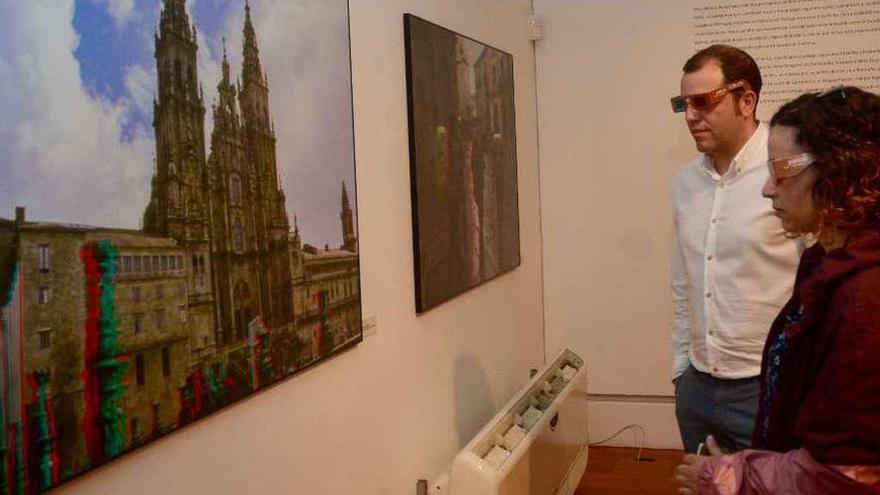 Espectadores observan la foto de la catedral de Santiago en 3D con las gafas rojo-cian. // Rafa Vázquez