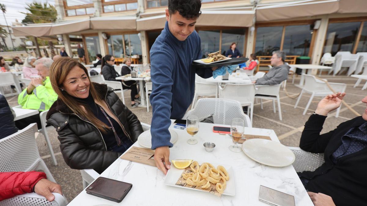 26/03/24.BENICASSIM. Terraza hotel Voramar, camareros sirviendo mesas. Imagen: TONI LOSAS