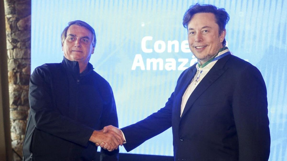 Brazil's President Jair Bolsonaro (L) shakes hands with CEO, and chief engineer at SpaceX, Elon Musk, at the event Conecta Amazonia in Porto Feliz, Sao Paulo state, Brazil on May 20, 2022. - Billionaire Elon Musk, on a visit to Brazil Friday, announced a project to bring internet access to schools in the Amazon and improve satellite monitoring of the rainforest. (Photo by Kenny OLIVEIRA / BRAZIL'S MINISTRY OF COMMUNICATION / AFP) / RESTRICTED TO EDITORIAL USE - MANDATORY CREDIT &quot;AFP PHOTO / BRAZIL'S MINISTRY OF COMMUNICATION / Kenny OLIVEIRA &quot; - NO MARKETING - NO ADVERTISING CAMPAIGNS - DISTRIBUTED AS A SERVICE TO CLIENTS