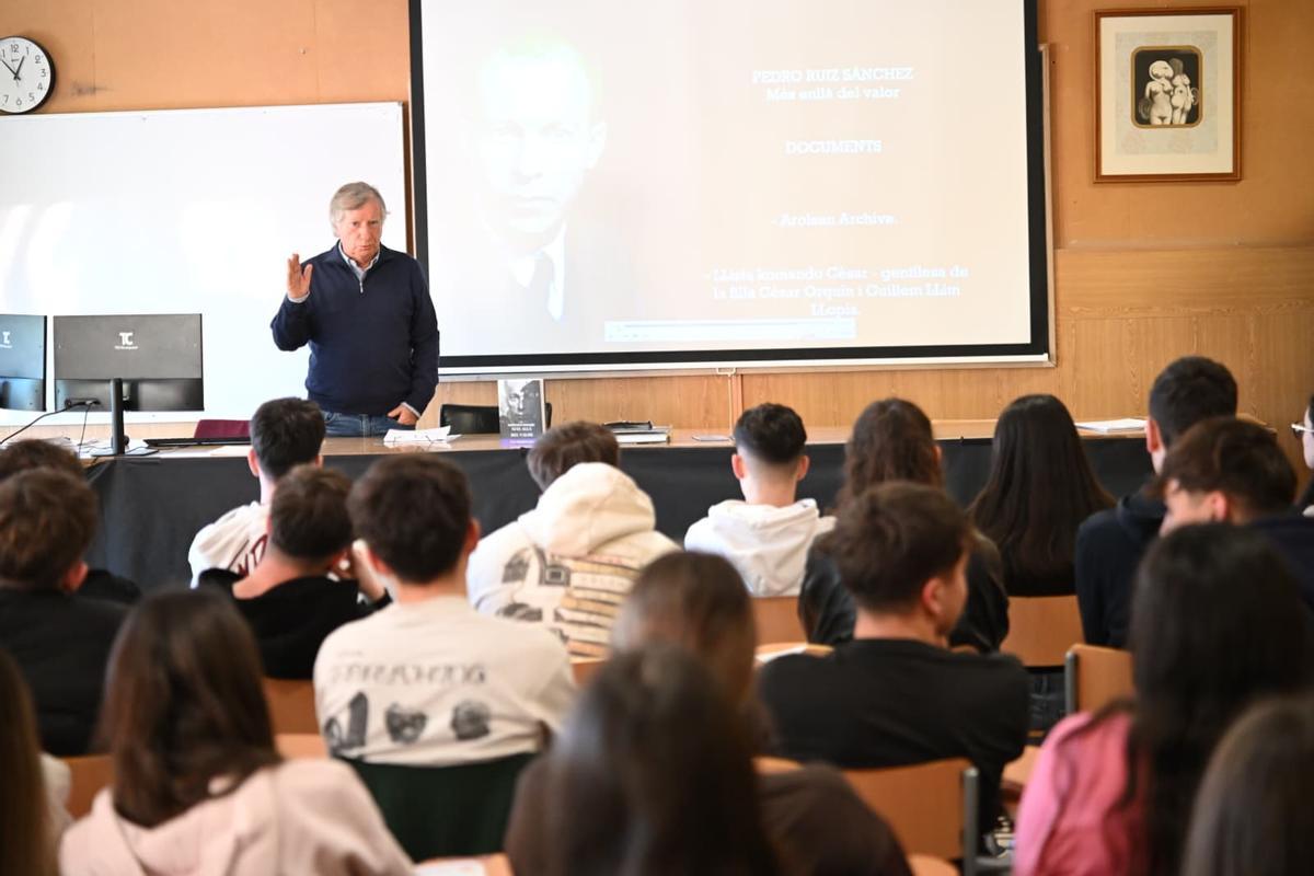 Pedro Ruiz cuenta cómo su padre llegó al campo de concentración ante alumnos de bachillerato.+