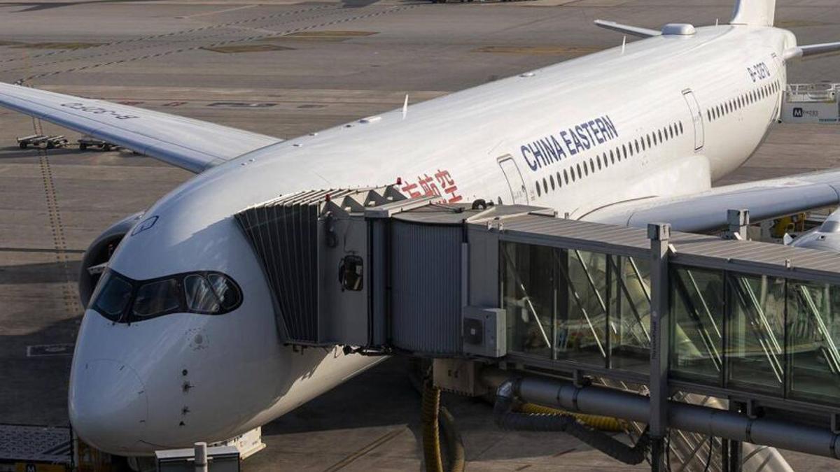 Un avió de China Eastern a l’aeroport de Barcelona-el Prat. | FERRAN NADEU
