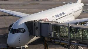 Un avió de China Eastern a l’aeroport de Barcelona-el Prat. | FERRAN NADEU