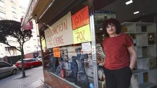 Tumbas en el escaparate de un histórico negocio de Oviedo por su adiós: perfumería Mestallón cierra tras 54 años