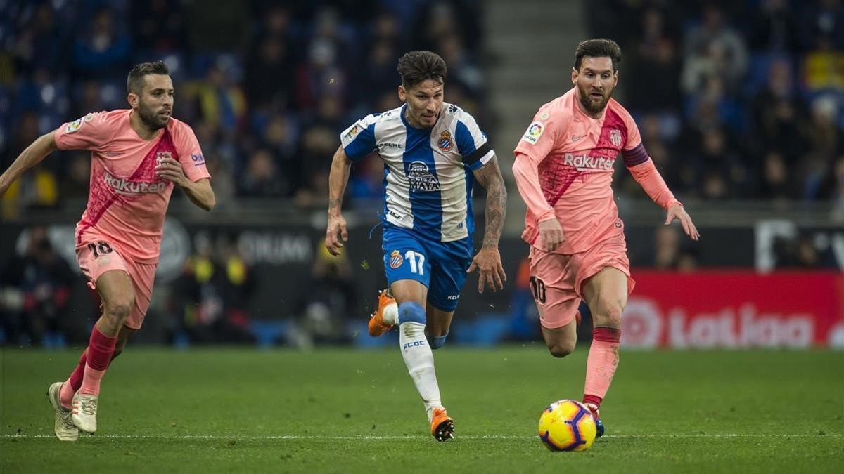 Hernán Pérez deja atrás a Alba y Messi.