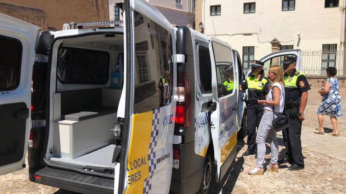 La Policía Local de Cáceres ya dispone de un nuevo furgón de atestados