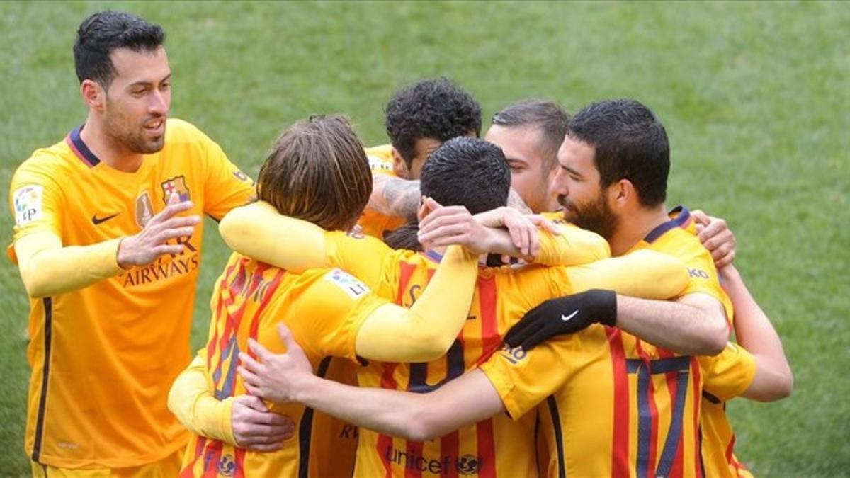 Los jugadores del Barça celebran el tanto de Messi