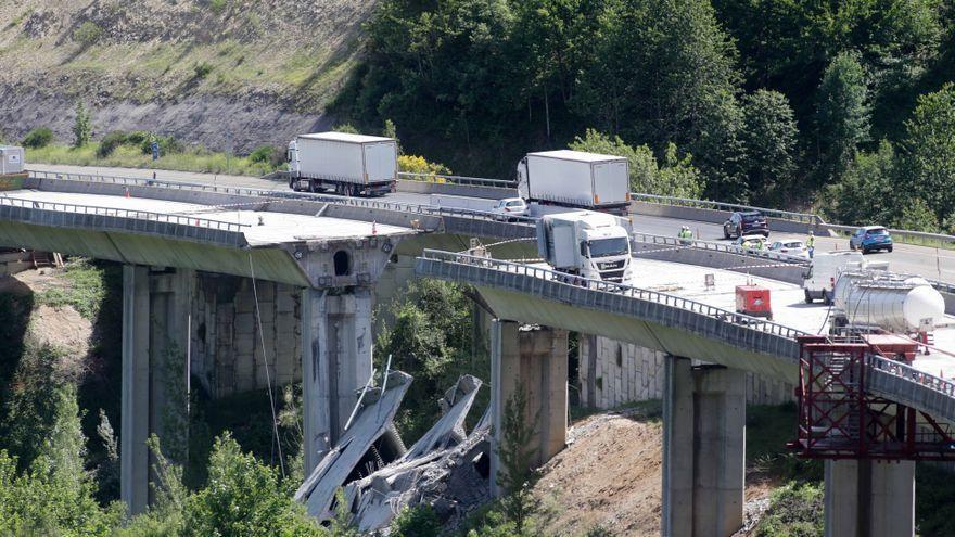 Desprendimiento en el puente de la A-6 entre Pedrafita y León.