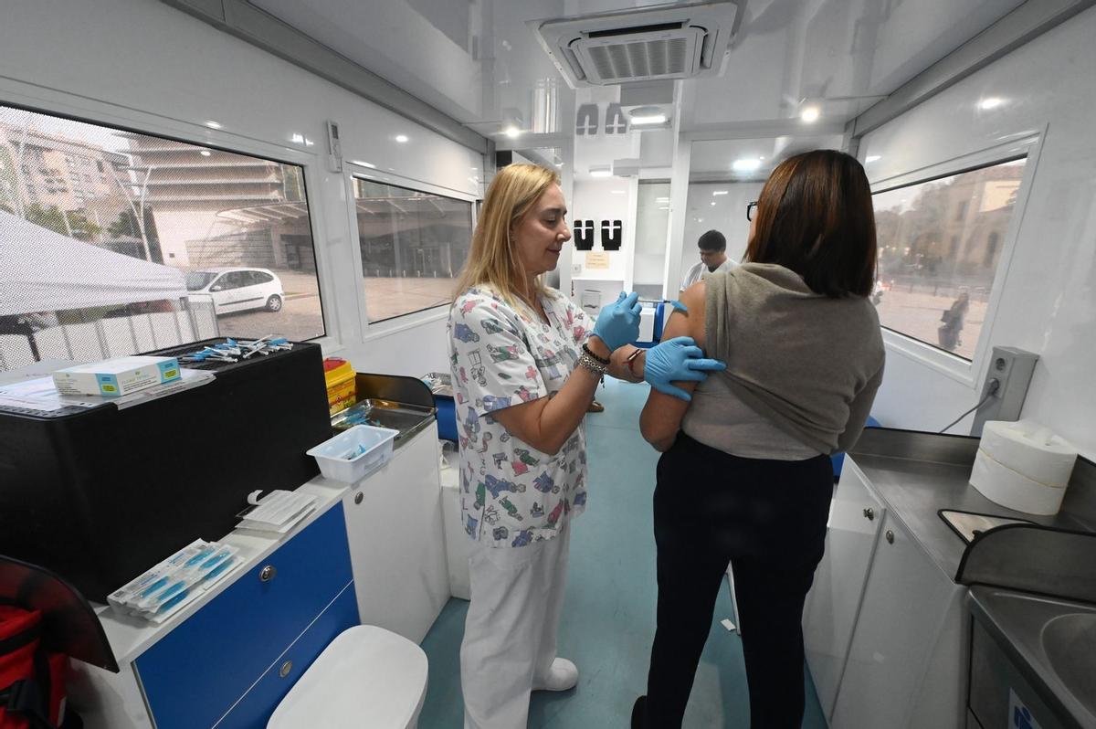 Unidad móvil de vacunación frente a la gripe y el covid en Castellón.