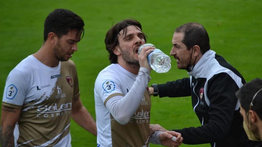 Diego Caro, entrenador del Salerm Puente Genil, se dirige a sus jugadores durante un partido en el Estadio Manuel Polinario.