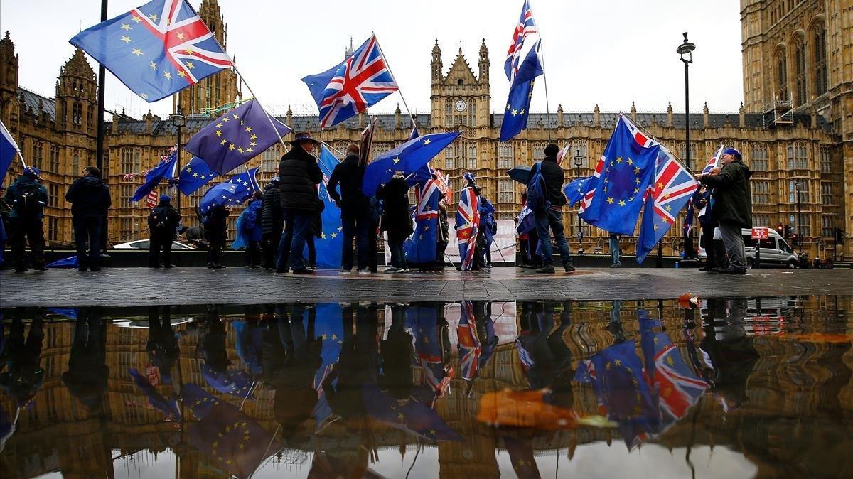 Manifestantes anti-Brexit protestan frente al Parlamento en Londres.