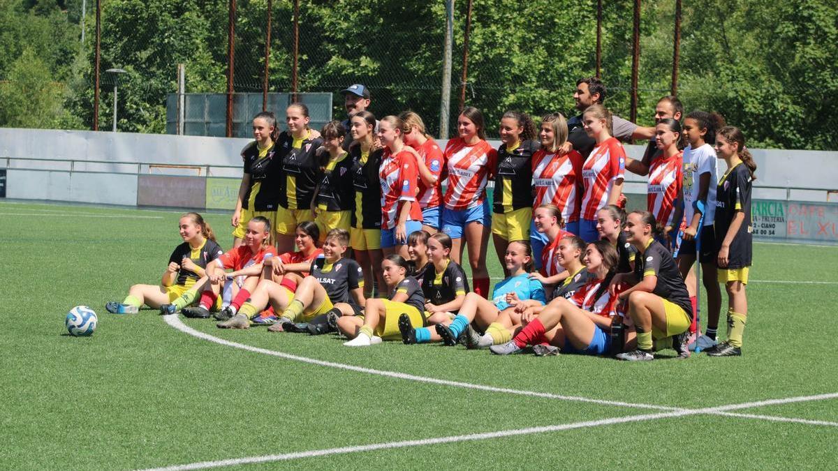 Las jugadoras de L'Entregu A y B, al término del encuentro en el estadio de Ciaño