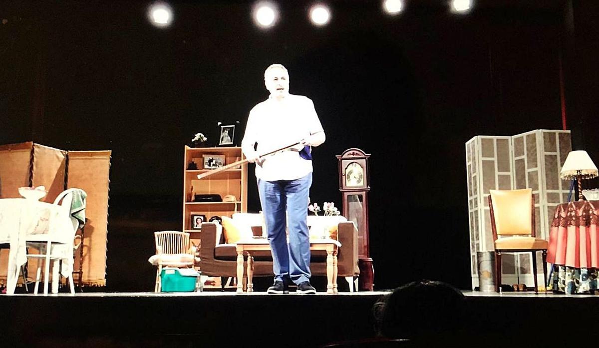 Alain Fernández, presentando el certamen teatral, en el Prendes.