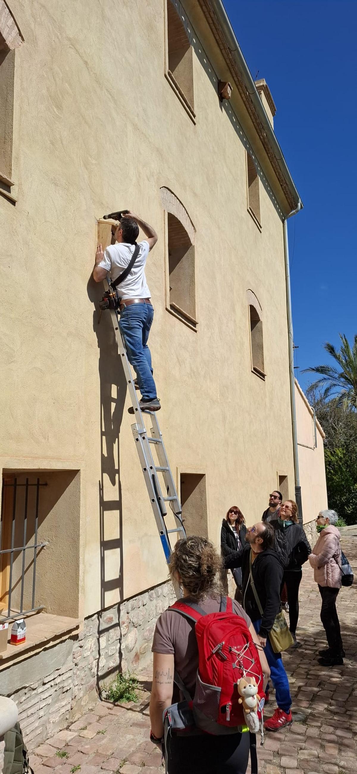 La Colla colocando refugios