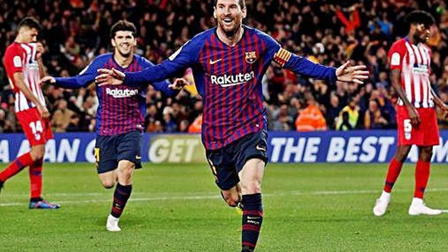 Leo Messi celebra el gol anotado ayer ante el Atlético, con los jugadores colchoneros, al fondo, cabizbajos.