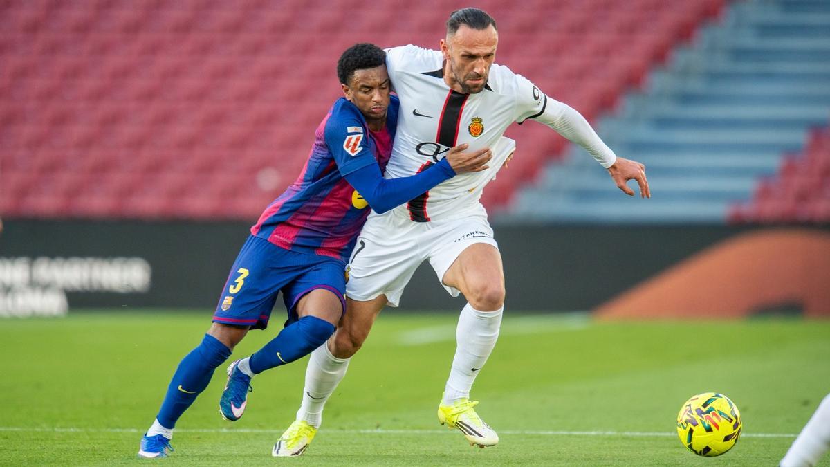 Balde forjecea con Muriqi para recuperar el balón.