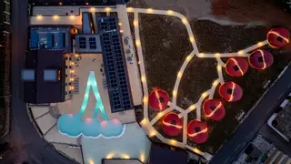 El hotel que te permite dormir en una cereza gigante está a un paso de Extremadura