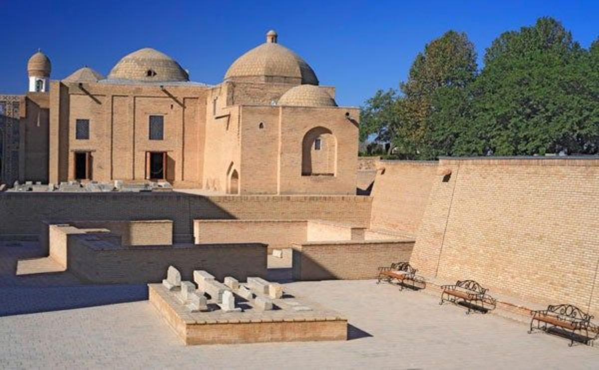 La necrópolis Shah-i-Zinda de Samarcanda es un conjunto de mausoleos y otros edificios de entre los siglos IX y XIV.