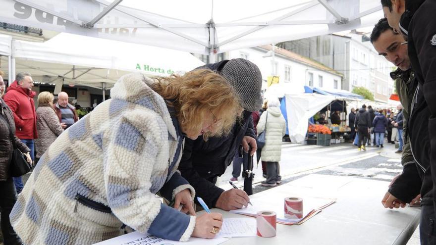 Recogida de firmas por el peaje de la autopista en Lalín | BERNABÉ/JAVIER LALÍN