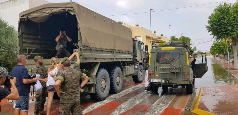 Imagen del despliegue militar en la Vega Baja para auxiliar a vecinos afectados por la gota fría.