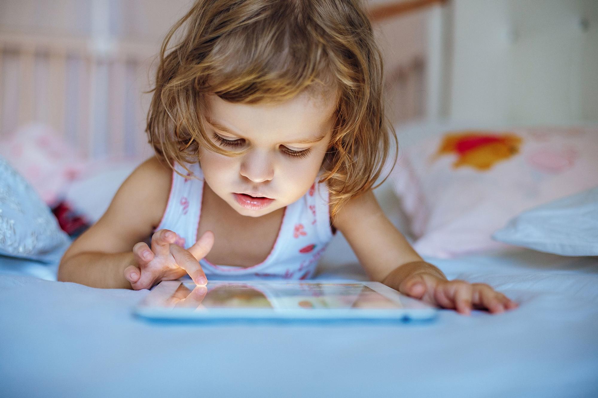 Niña con una tablet