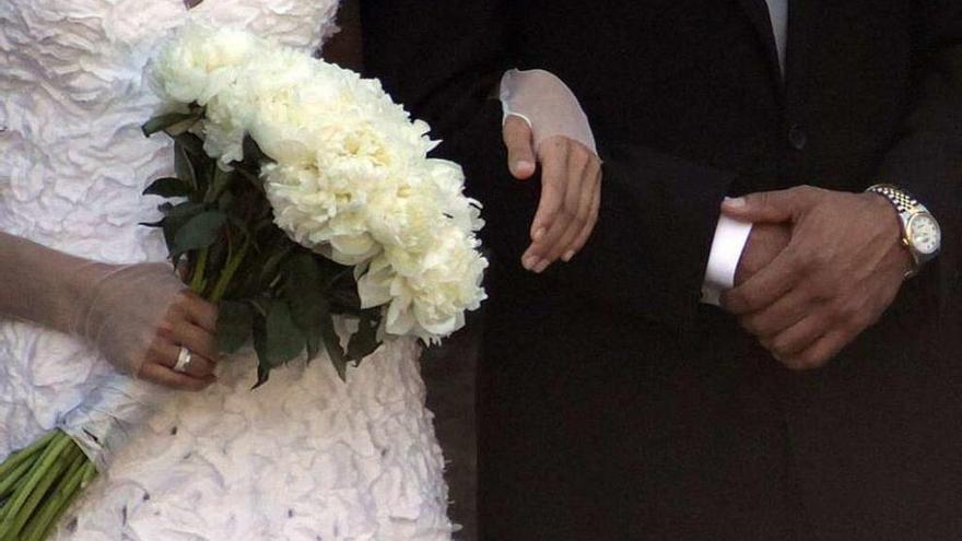 Una pareja de novios durante su boda.