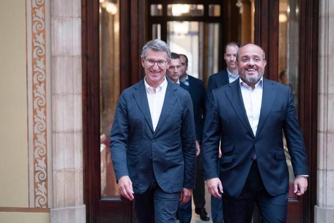 El presidente del PP, Alberto Núñez Feijóo, junto al presidente del PPC, Alejandro Fernánez, en el Parlament