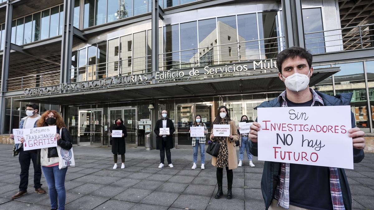 Los investigadores, durante su protesta ante el Edificio de Servicios Múltiples del Principado