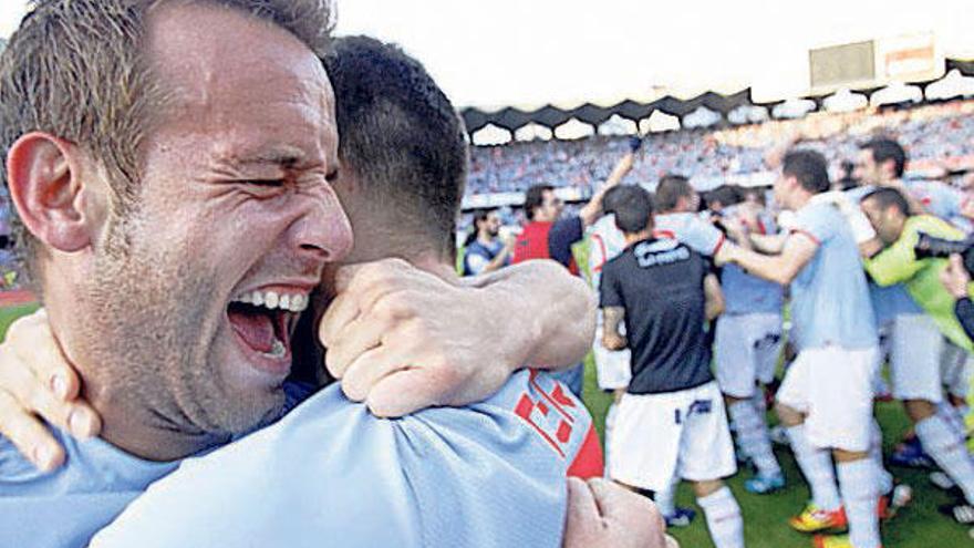 Joan Tomás se abraza a otro jugador al final del partido. // José Lores