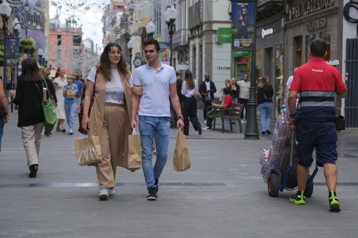 Compras navideñas en Triana.