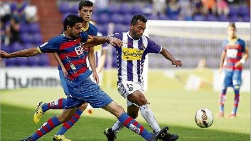 Enric Pi lluita per aconseguir el control de la pilota amb un jugador del Valladolid.