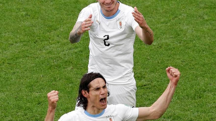 Giménez y Cavani celebran el triunfo de Uruguay.