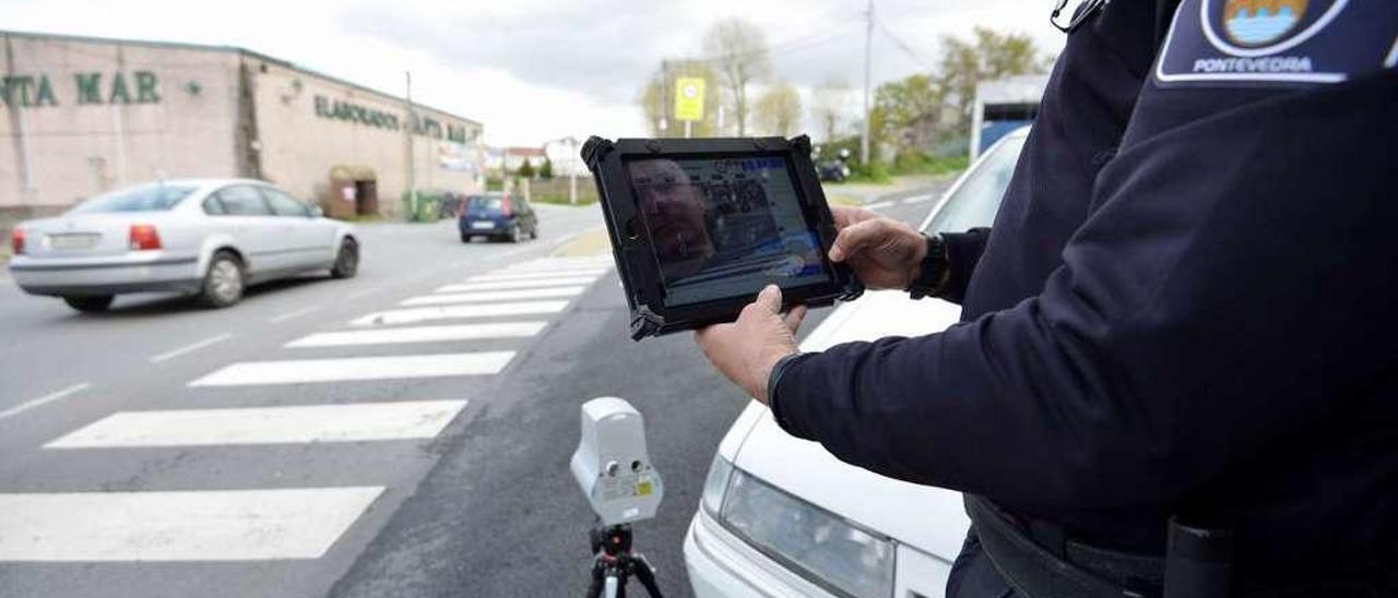 Un policía local con el radar veloláser que adquirieron en 2017. // Gustavo Santos