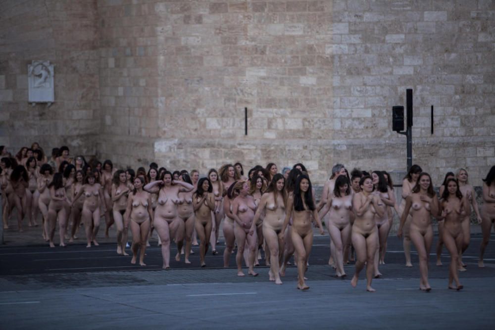 Spencer Tunick desnuda a 2.000 personas en València frente a las Torres de Serranos