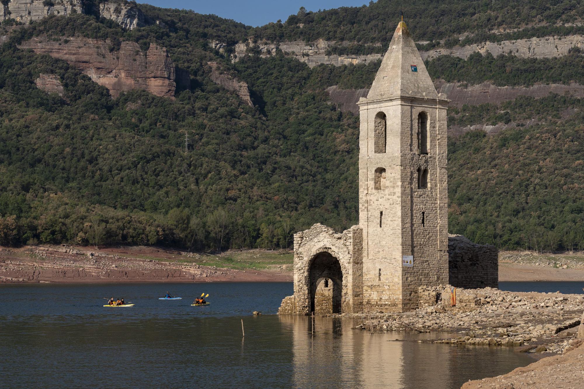 Descienden los embalses, resurgen las ruinas, acuden los turistas