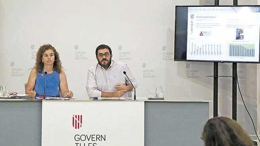 Vicenç Vidal, junto a Pilar Costa, ayer explicando el proyecto de Ley.
