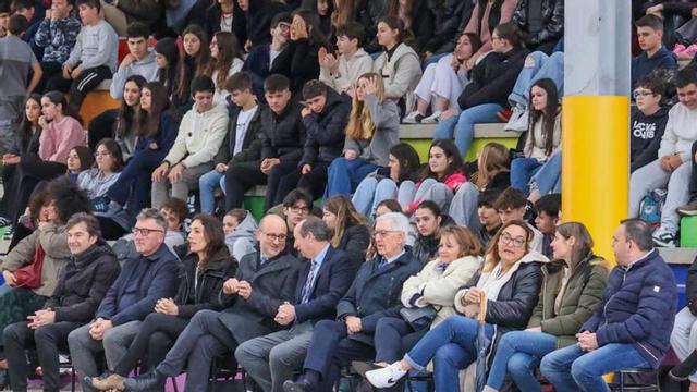Autoridades y alumnos durante la celebración.