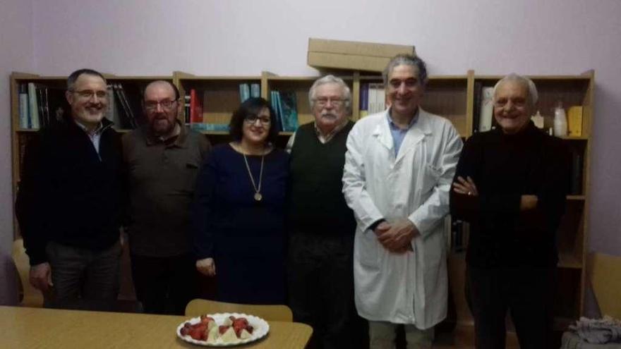 Cimadevila, Prieto, Hernández, Blanco, Sánchez y Rodríguez, ayer, en el centro de salud local. // S.P.