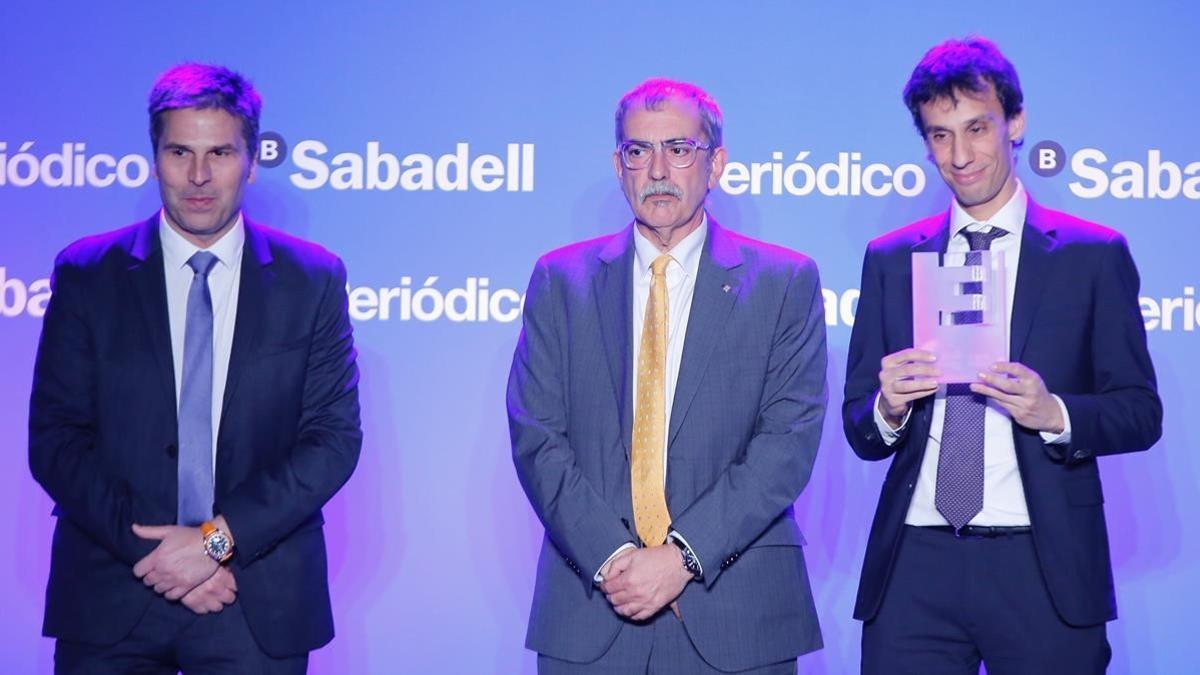 Premio Inicia. Ignasi Vilajosana, de World Sensing, recoge el premio junto a Pau Villòria, de la Generalitat, y Jordi Romañach (izquierda), de El Corte Inglés.