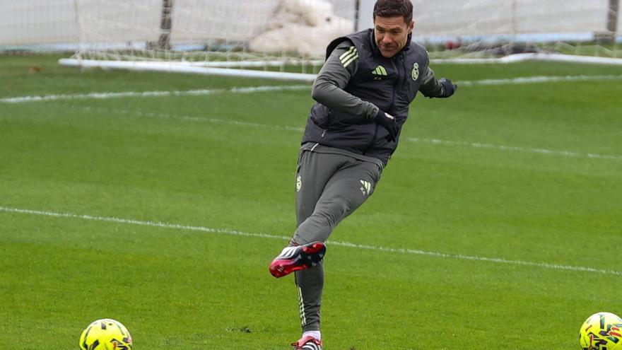 El entrenador del Real Madrid, Xabi Alonso, en la última sesión previa al partido frente al Betis.