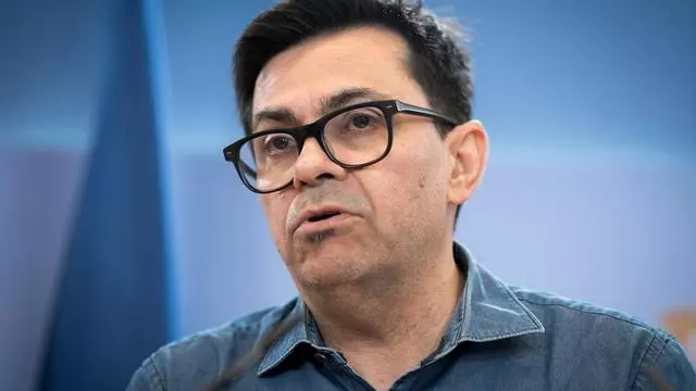 Pisarello advierte que si Felip VI no condena el franquismo, la monarquía quedará ligada al dictador