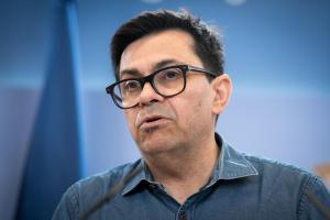 Pisarello advierte que si Felip VI no condena el franquismo, la monarquía quedará ligada al dictador