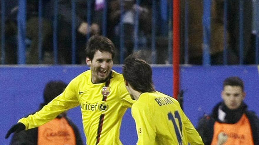 Leo Messi celebra amb Bojan Krkic el primer dels tres gols que va marcar ahir al Vicente Calderón contra l&#039;Atlètic de Madrid.