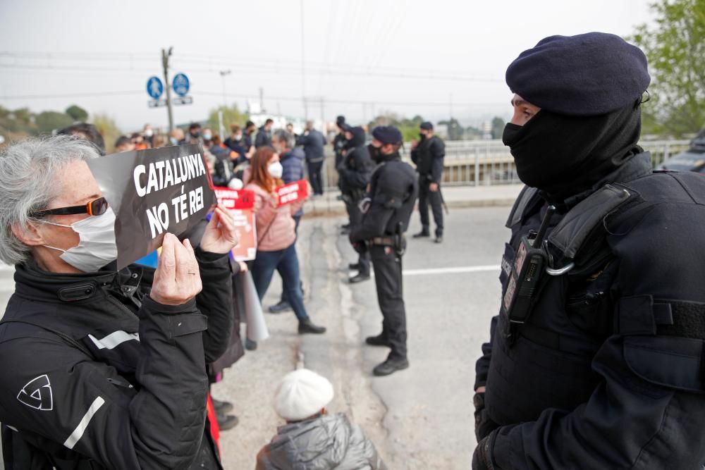 ANC i Òmnium despleguen pancartes a ponts de Martorell contra la visita de Felip VI a Seat