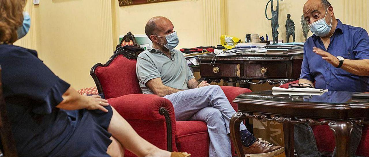 El alcalde, con el presidente de la CHMS y la edil de Termalismo, durante la reunión.