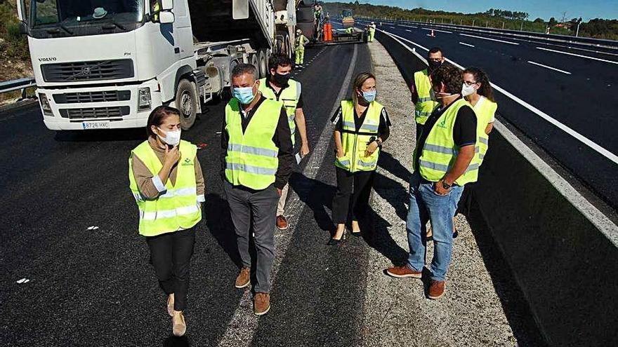 Ethel Vázquez, visitando las obras de la autovía a su paso por Dozón.