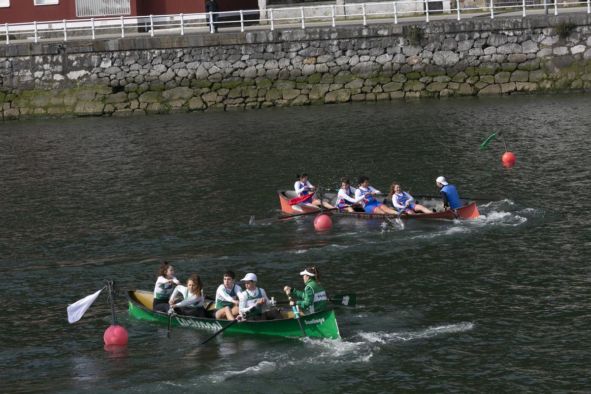 Una regata de bateles en La Arena