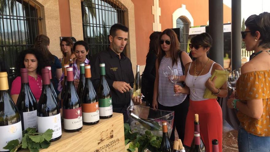 Ruta turística por las bodegas de la provincia en una imagen precovid.