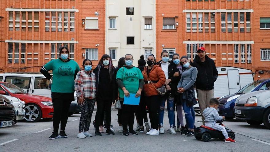 Vecinas del barrio de la Fuensanta, protestan por la ola de desahucios que un fondo buitre está provocando en el barrio.