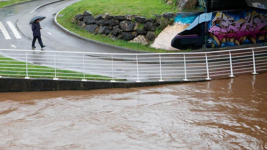 Las espectaculares imágenes del Piles a punto de desbordarse en Gijón