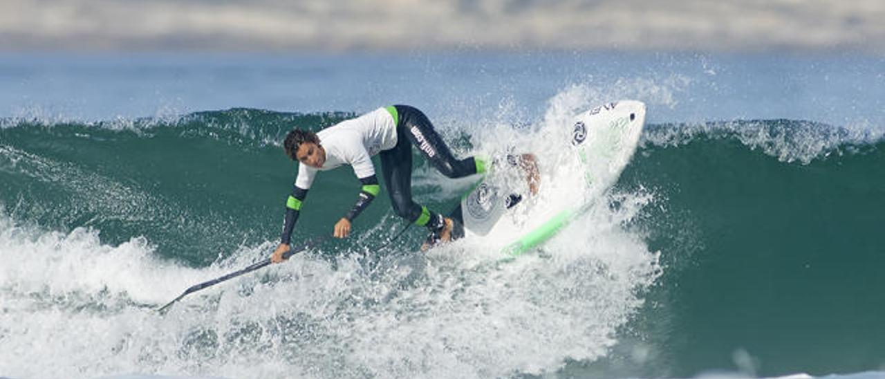 La grancanaria Iballa Ruano navega sobre la ola en la modalidad de Stand Up Paddle Surf.